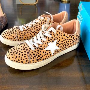 Women’s Sz 10 Gently used Pierre Dumas lifestyle sneakers.